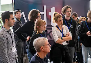 Ein gut durchmischtes Publikum aus Jung und Alt lädt zum beruflichen Networking ein.