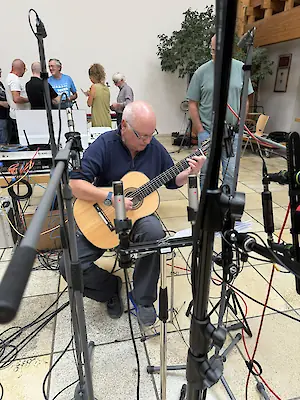 Heinz vor einem Mikrofonwald