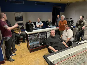 Guido Leidheuser (2. v.l) hinter dem SSL-Pult