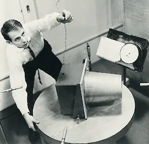 Karlheinz Stockhausen 1959 mit seinem selbst gebauten Rotationstisch, auf dem die Rotationsmühle beruht, welche im Text vorgestellt wird. [Foto: Stockhausen-Stiftung für Musik, Kürten / www.karlheinzstockhausen.org]