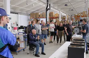 Andreas Guhde bei der Vorstellung des Acoustic Near Field Scanners im Forschungslabor