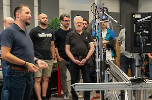 Andreas Möck gibt Einblicke in die Montageabteilung.