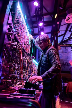 Mario Schönhofer &amp; Erdung haben am späteren Abend Musik für Augen und Ohren gemacht. Es durfte getanzt werden!