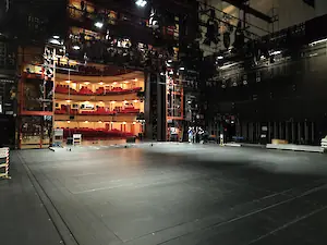 Sieben in der Höhe variable Podien plus herablassbare Drehbühne mit Induktionsmotor