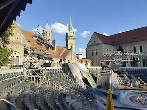Bühnenaufbau der Arena auf dem Burgplatz Braunschweig – Licht und Ton in 360°