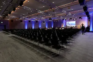 R2 mit einer Pan-Acoustics-Anlage mit großartiger horizontaler Umhüllung