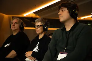 In R3 konnten binaurale Beispiele über die VDT-Kopfhöreranlage ausgespielt werden