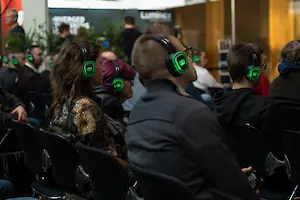 Die Open Stage lag eingebettet in der Ausstellungsfläche und war für jedermann zugänglich