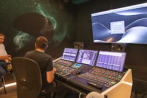 Stefan Heider zeigt das in Dolby Atmos geplante Mischkino.