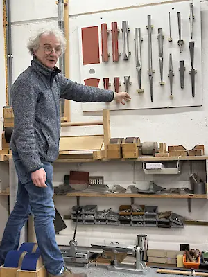 Guido Schumacher erklärt den Aufbau verschiedener Labial- und Zungenpfeifen