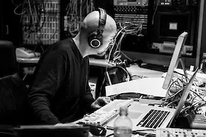 Peter Könemann ist häufig in kreativer und technischer Funktion bei namhaften Musikproduktionen tätig, unter anderem als verantwortlicher Recording Engineer und als Coach bei Gesangsaufnahmen.