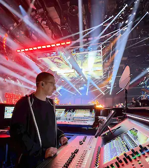 Jeffrey Löwe mischt das 3D-Monitoring der Heavytones bei der Sendung „Chefsache ESC“ im Rahmen der deutschen Bewerbung für den ESC 2025.